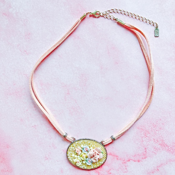 Suede Cord Necklace with Roses and Pearl Pendant ๐น๐๐ NWOT - Picture 3 of 6